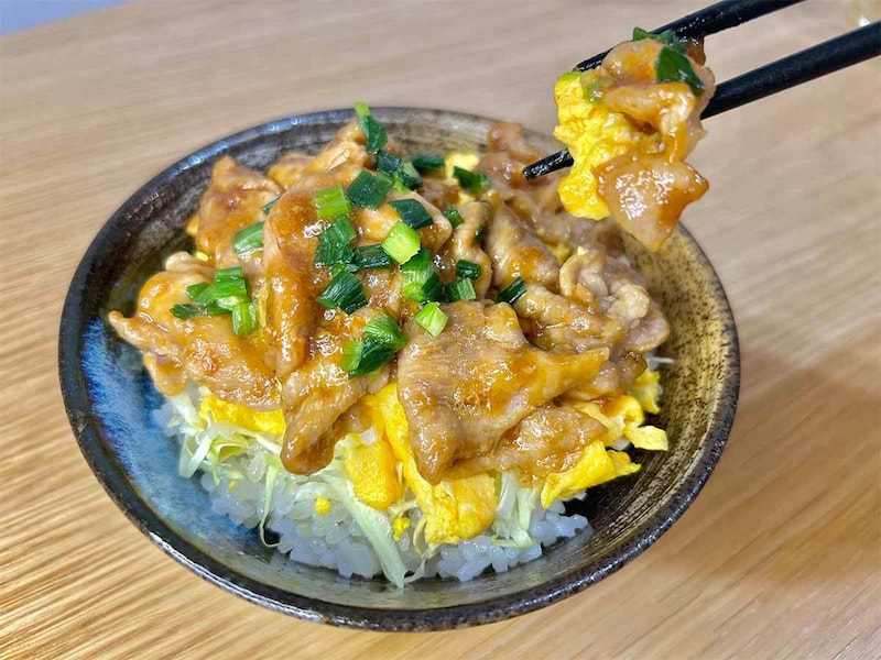 山本ゆりさん「ふわとろ卵豚丼」