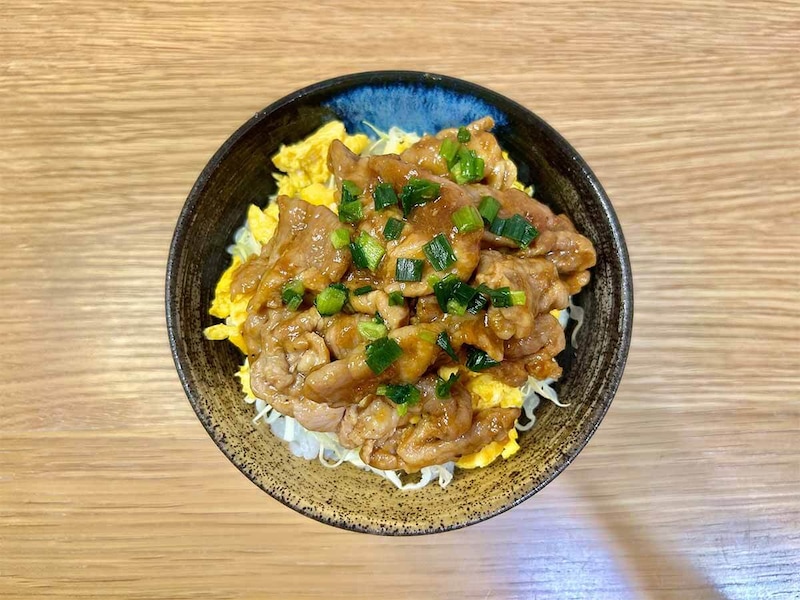 山本ゆりさん「ふわとろ卵豚丼」