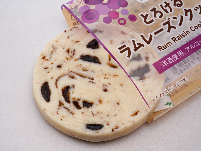 ファミマ「とろけるラムレーズンクッキー」
