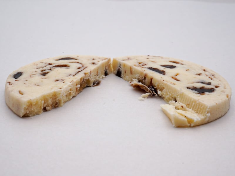 ファミマ「とろけるラムレーズンクッキー」