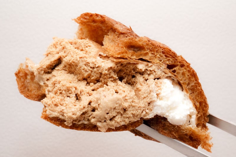 盛りすぎ！大きなチョコシュー（チョコクリーム＆ホイップ）