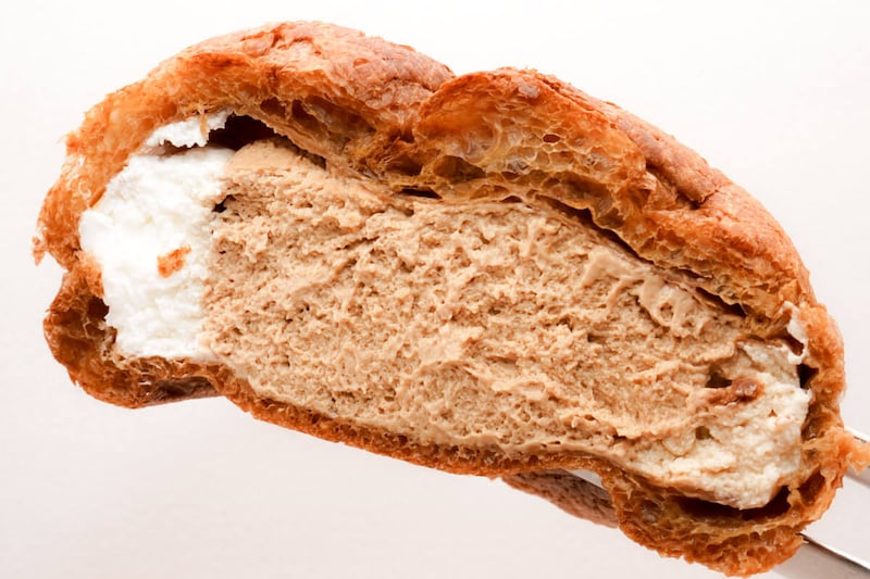 盛りすぎ！大きなチョコシュー（チョコクリーム＆ホイップ）