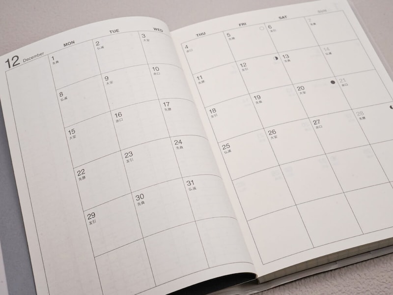 無印良品「月曜始まりマンスリー／ウィークリースケジュール帳・2025年12月始まり」