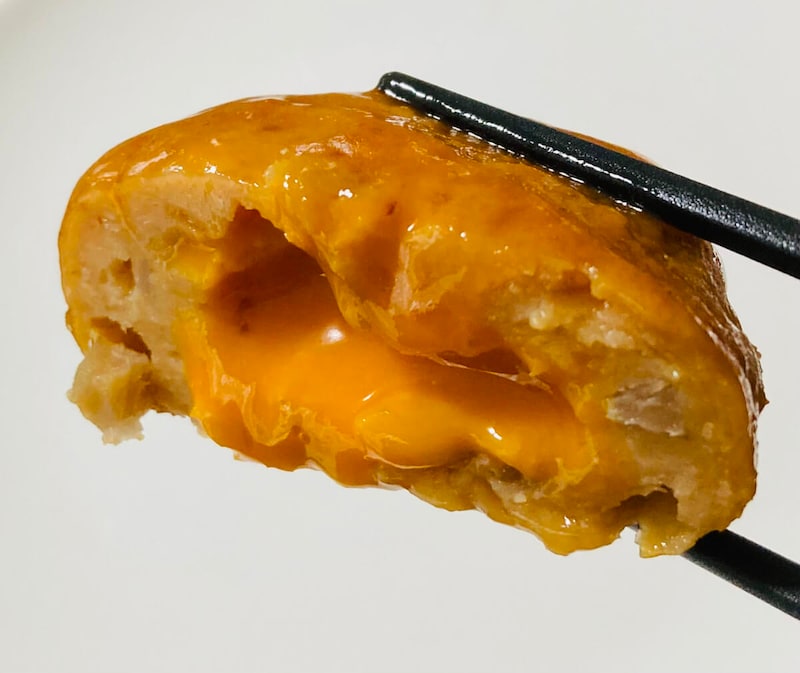 ファミリーマート「卵黄風ソース入り鶏つくね」