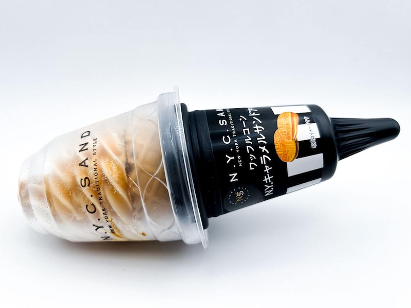 セブンイレブン「N.Y.C.SAND ワッフルコーン N.Y.キャラメルサンドアイス」