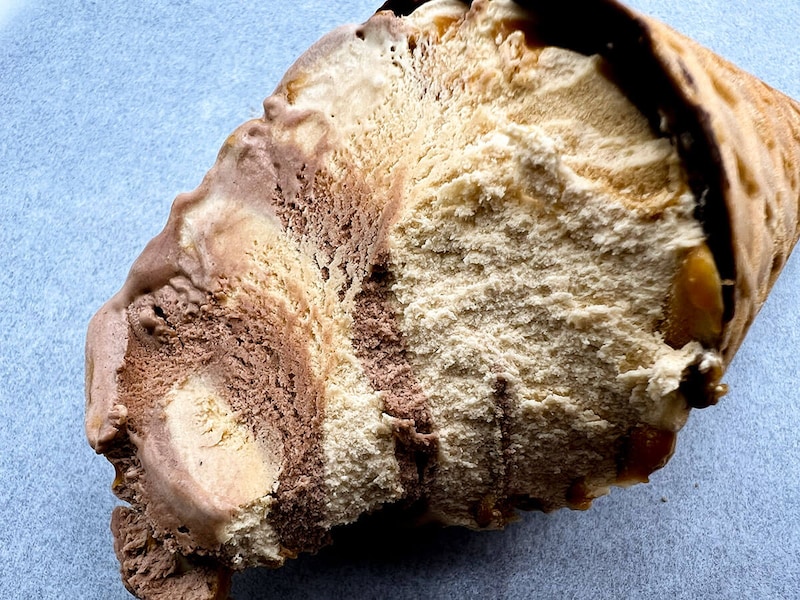 セブンイレブン「N.Y.C.SAND ワッフルコーン N.Y.キャラメルサンドアイス」