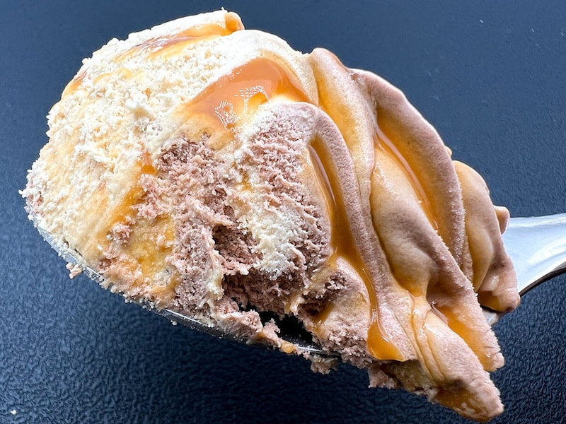 セブンイレブン「N.Y.C.SAND ワッフルコーン N.Y.キャラメルサンドアイス」