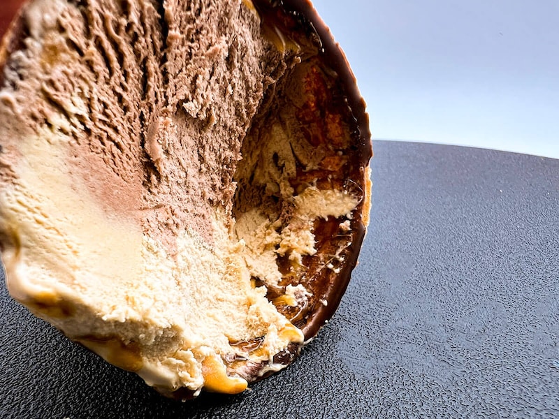 セブンイレブン「N.Y.C.SAND ワッフルコーン N.Y.キャラメルサンドアイス」