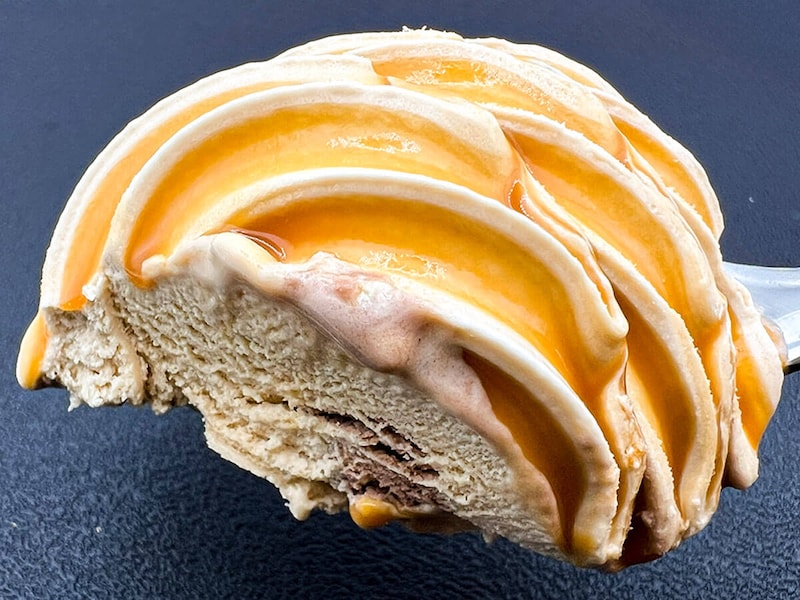 セブンイレブン「N.Y.C.SAND ワッフルコーン N.Y.キャラメルサンドアイス」