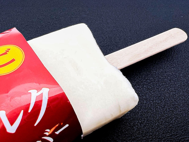 ローソン限定「森永乳業 濃厚杏仁ミルクアイスバーいちご」