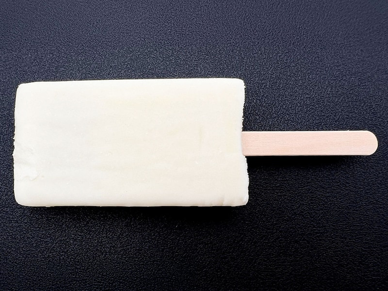 ローソン限定「森永乳業 濃厚杏仁ミルクアイスバーいちご」