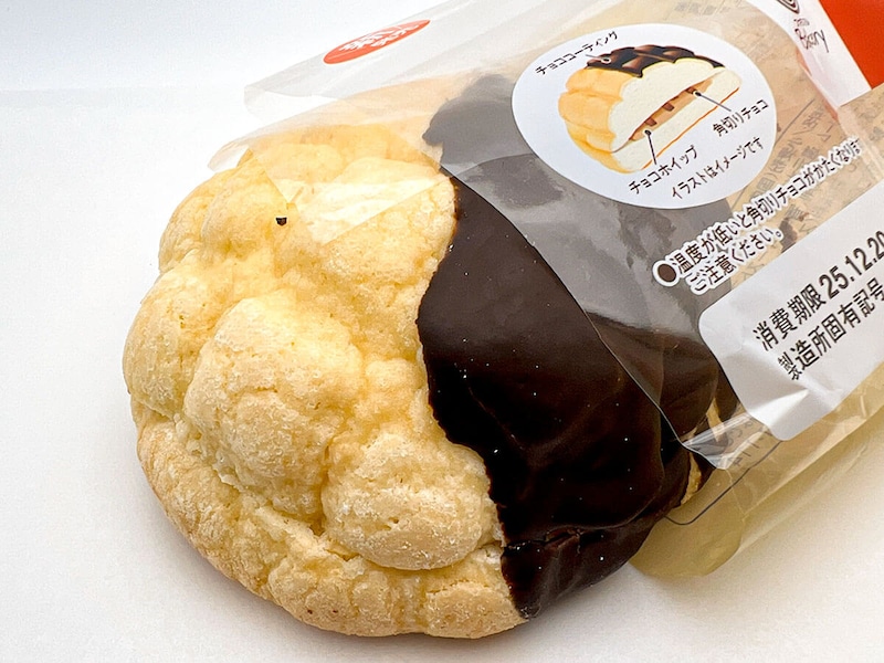 ファミマトリプルチョコメロンパン