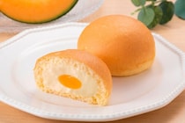 ファミリーマート、「冷やして食べる とろけるくりーむパン 茨城県産赤肉メロン」新発売