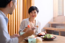 【悲痛】「クチャラーとの結婚は無理」「外食時に恥ずかしい」　夫への愛が冷めた《残念な食事マナー》問題