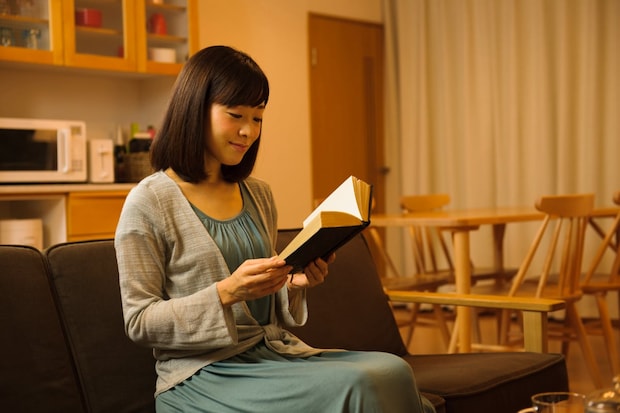 寝る前に「本」読むと寝付き悪くなる！？　睡眠のプロに聞く注意点