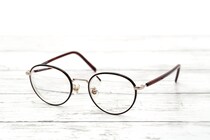 お湯を使うのはNG？　「眼鏡」の正しい手入れ方法とは