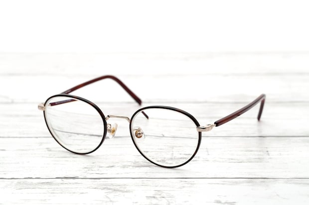 お湯を使うのはNG？　「眼鏡」の正しい手入れ方法とは