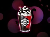 【スタバ】今年のハロウィーンは《いたずらな黒猫》が登場！　“猫耳つき”アサイー＆ベリーの「黒猫フラペチーノ」10月10日発売