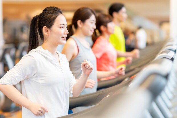 秋は太りやすいけど…ジムでガッツリ体動かすと“不眠”に!? 専門家が説く「運動NGの時間帯」