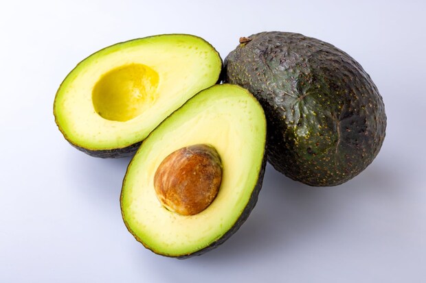 けがをすることも…「アボカド」の種＆皮をうまく取り除く方法とは？