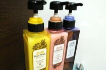 【気になる】「シャンプー」「コンディショナー」は同じブランドにそろえないとダメ？　美容師の回答は？