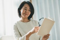 本の文字見えにくくなったから「ルーペ」使用、目に悪影響？　眼科医が指摘する“意外な盲点”