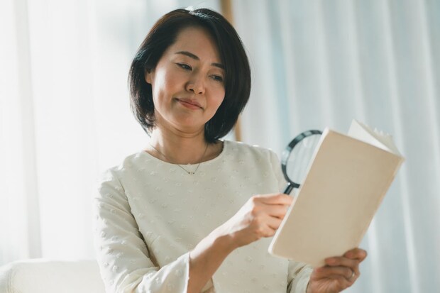 本の文字見えにくくなったから「ルーペ」使用、目に悪影響？　眼科医が指摘する“意外な盲点”