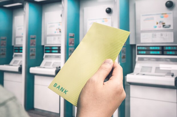 「理解できない」…銀行ATM「封筒」大量持ち去り→フリマアプリで転売相次ぐ　弁護士「窃盗罪成立の可能性」