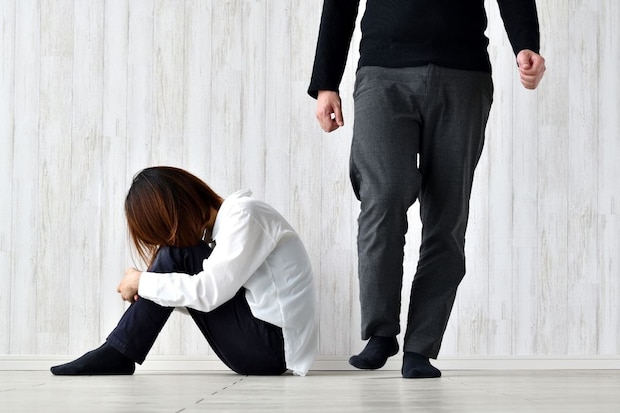 夫婦間の「モラハラだと思う」行為トップは「物を壊して脅す」…イマドキの20代が受け入れがちな《驚きのモラハラ的行為》明らかに