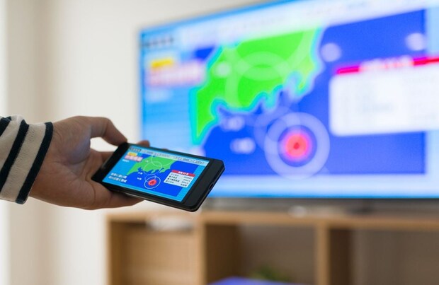 【台風対策】で「行っている家の備え」ランキング　3位「水を準備」…2位「食品を準備」を《圧倒的》に上回った対策とは？