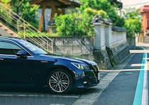 住宅から道路にはみ出た車に「マジで迷惑」…自宅敷地からの“はみ出し駐車”で拘禁刑の可能性？【弁護士解説】