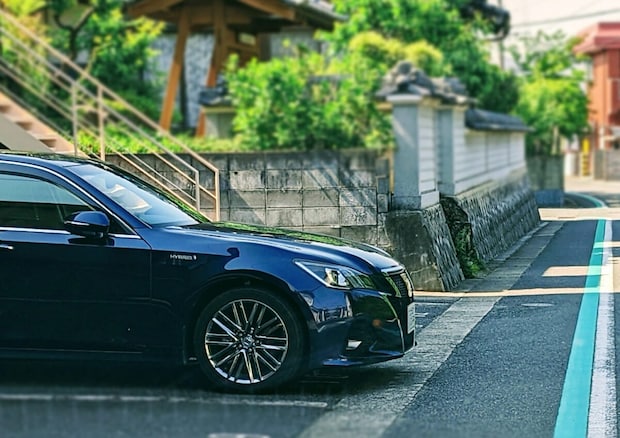 住宅から道路にはみ出た車に「マジで迷惑」…自宅敷地からの“はみ出し駐車”で拘禁刑の可能性？【弁護士解説】