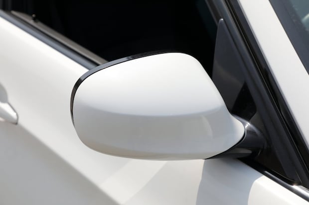 駐車時に「畳んでいないのは迷惑」　歩行者が開いた状態の「ドアミラー」にぶつかった…弁償しなきゃダメ？【弁護士解説】