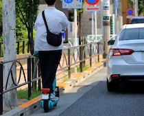 車運転中、“信号無視”の電動キックボードと衝突…明らかに相手が悪いのに賠償責任！？　弁護士に「過失割合」聞く