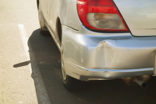 車の運転手がひき逃げ、当て逃げ…同乗者も“共犯”に？　気になる疑問を弁護士に聞く