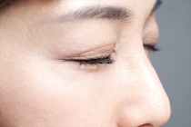 「まぶた」が突然、ピクピクとけいれん…病気のサイン？　眼科医に聞く