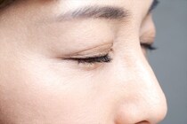「まぶた」が突然、ピクピクとけいれん…病気のサイン？　眼科医に聞く