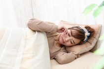 【要注意】「枕で頭を支える」は間違い！ 枕の正しい使い方は？ 「枕なし」で寝るとどうなる？ 姿勢調整師に聞く