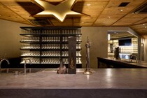 「最新式×伝統」のハイブリッドな注ぎ方を体験できるバーがすごい！　場所はどこ？