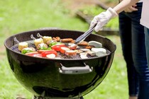 【怒】「近所でされたら三重苦だよ」　自宅の庭でバーベキュー、弁護士が指摘する「違法になる基準」