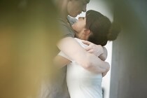 【既婚男女】が「婚外恋愛」の相手に感じた魅力…「体の相性」「優しさ」を上回る“男女共通”のトップ回答が生々しかった