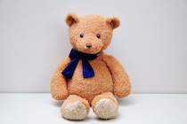 SNS「メークが付いていた」…テーマパーク売店の「ぬいぐるみ」触って汚したら“器物損壊罪”に？　弁護士に聞く