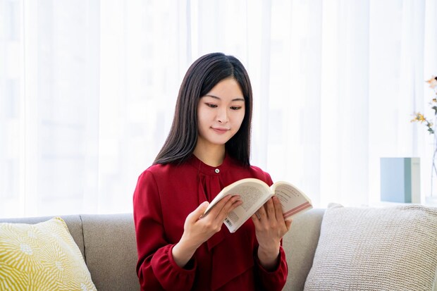 以前より視力落ちたけど…本の文字読めれば「眼鏡」不要? 視力低下に潜む“意外なリスク”【眼科医解説】