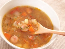 見た目そっくり！　「ブイヨン」と「コンソメ」は何が違うのか