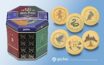 銀座コージーコーナー「ハリー・ポッターと賢者の石」の世界観をプチケーキで表現！　寮の紋章デザイン“スイーツ缶”も発売