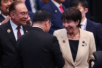 「高市さんはマナーがちゃんとしてる」　SNSで“好意的な声”相次ぐ《高市首相》の振る舞い→マナーの専門家は【笑顔】に注目