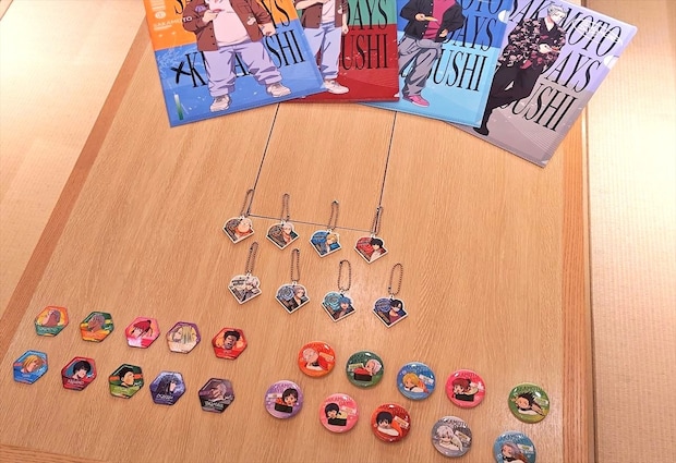 【今日から】くら寿司×SAKAMOTO DAYSコラボ 坂本太郎、朝倉シン、南雲らの特製缶バッジ、クリアファイルがプレゼント