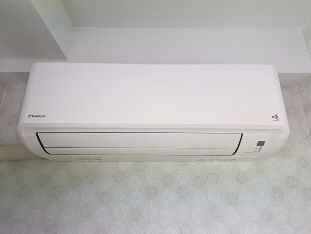 夏にフル稼働した「エアコン」には“ほこり”びっしり…冬にそのまま使うと電気代増！？　ダイキンに聞く手入れのコツ