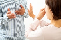 「加齢臭を熟成させたような…」「足が臭くて耐えられない」　実は多い《夫のニオイ問題》に悩む妻たち…みんなどう対策してるの？