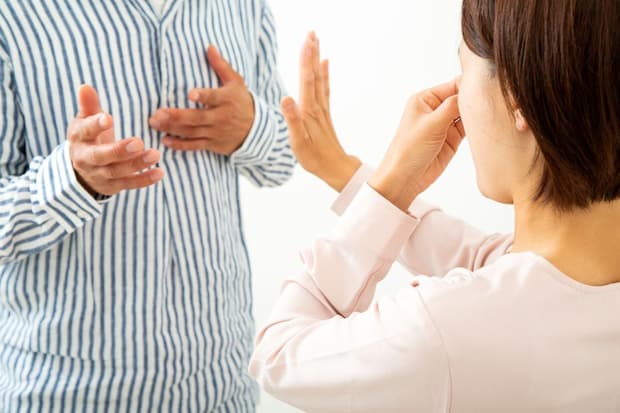 「加齢臭を熟成させたような…」「足が臭くて耐えられない」 実は多い《夫のニオイ問題》に悩む妻たち…みんなどう対策してるの?